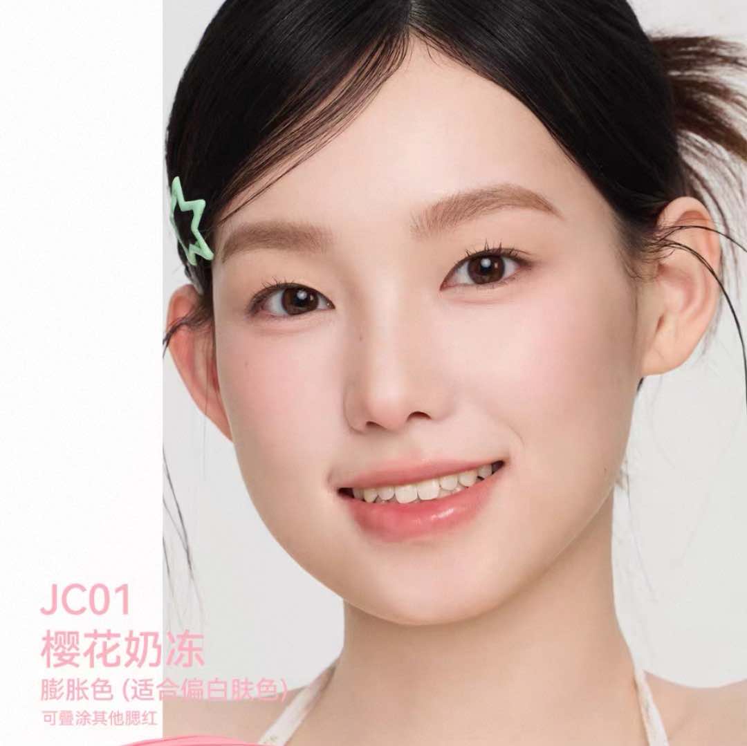 Close-up of a person with a white background and text indicating product color and name.