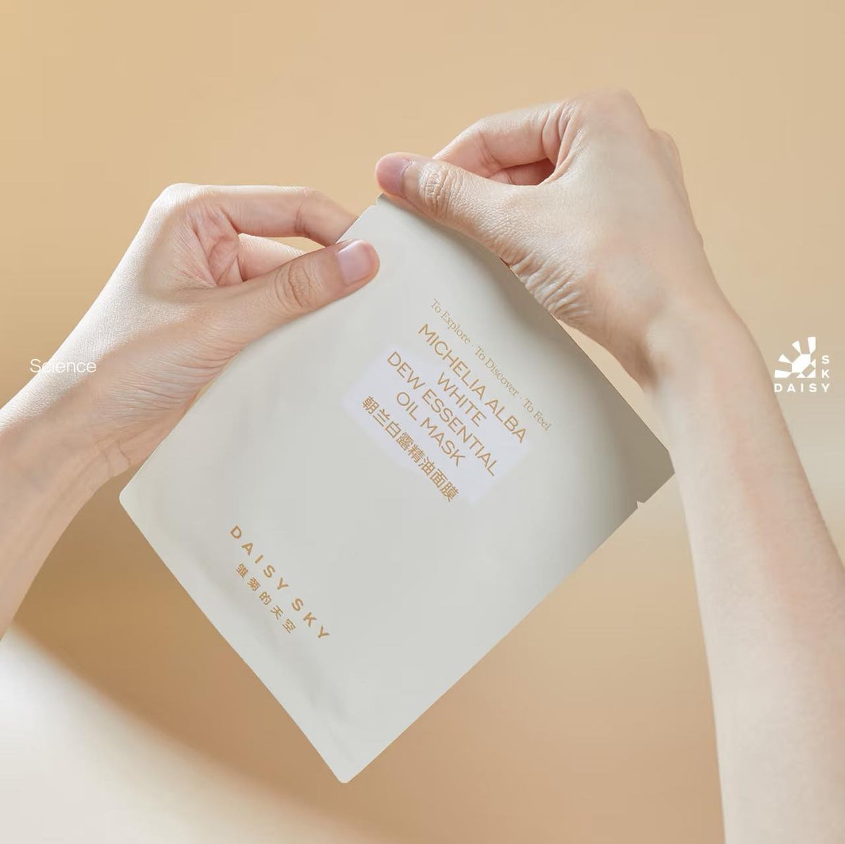 DAISY SKY White Dew Essential Oil Facial Mask pouch held by hands.