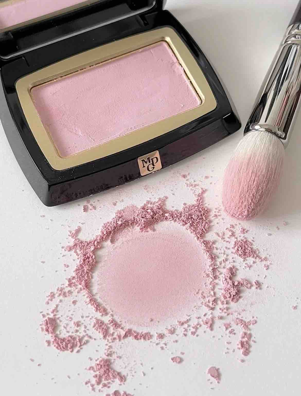MAOGEPING Gauzy Magic Blush, a must-have blush for professional makeup artists. The light texture and soft powder, fits the skin delicately, have a natural look and last for all day!