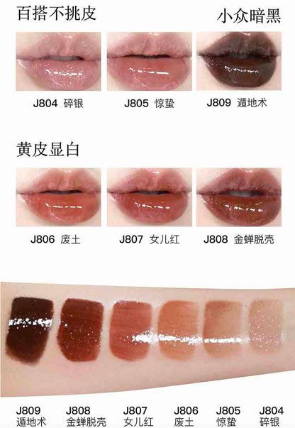 Girlcult Gold Rush Lip Glaze creates 3D pouty lips with a high-shine finish, forming a non-stick, long-lasting film that locks in luster and achieve juicy and luscious lip looks.