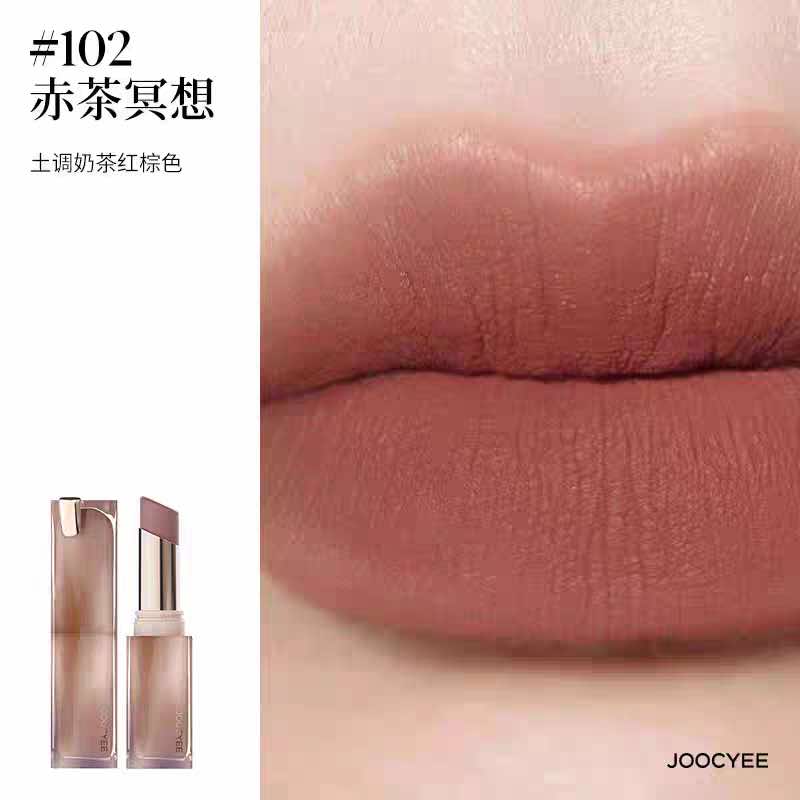 Close-up of lips wearing JOOCYEE Muddy Rouge Lipstick in shade 