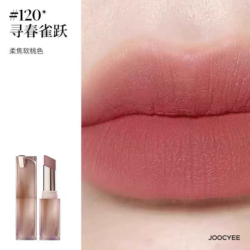 Subtle peachy lips wearing JOOCYEE Muddy Rouge Lipstick in shade 