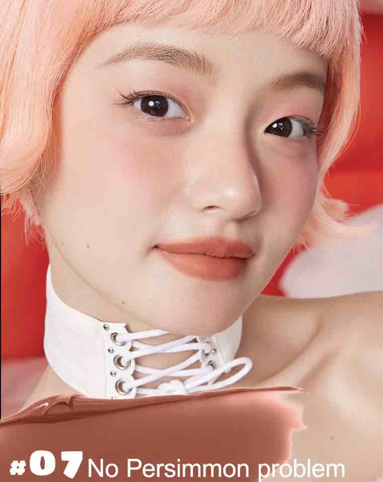 the model shows the Judy doll Cushion Lip Powder Cream 07color on lips, a matte and gorgeous look.