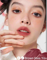 the model shows the Judy doll Cushion Lip Powder Cream 09 color on lips, a matte and gorgeous look.