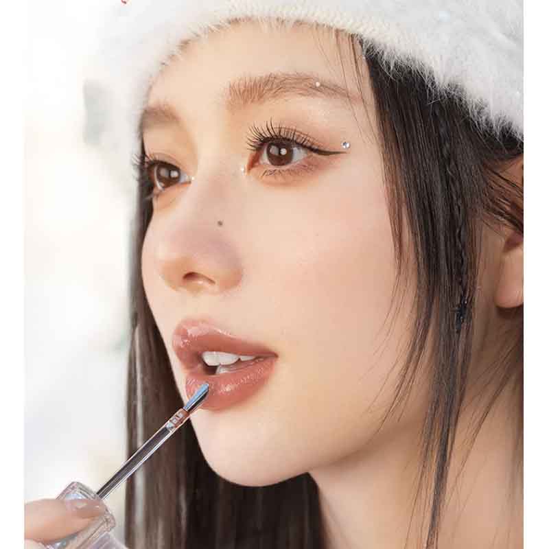 the model shows the Judydoll Ice Watery Lip Gloss in 