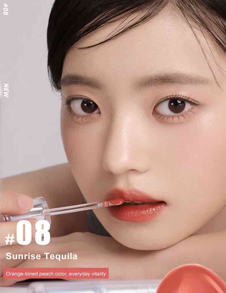 the model shows the Judydoll Ice Watery Lip Gloss in 