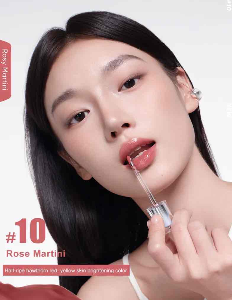 the model shows the Judydoll Ice Watery Lip Gloss in 