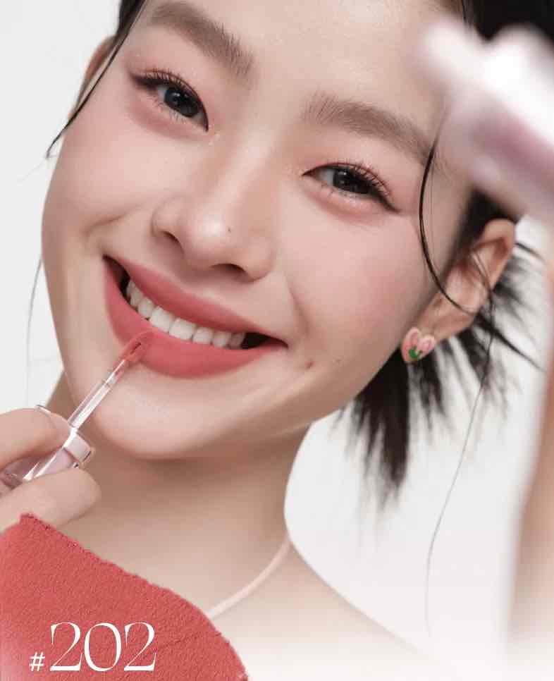 Model wearing Judydoll Little Magnet Lip Mud 202 , featuring an soft pink and astringent rose color combination for a radiant look