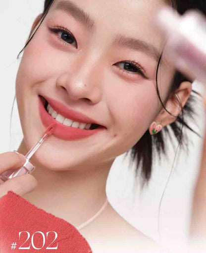 Model wearing Judydoll Little Magnet Lip Mud 202 , featuring an soft pink and astringent rose color combination for a radiant look