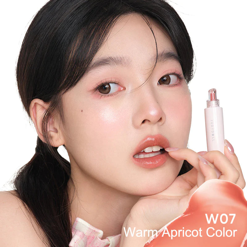 model wearing Judydoll Sweety Lip Jelly w07, make your lips glossy 