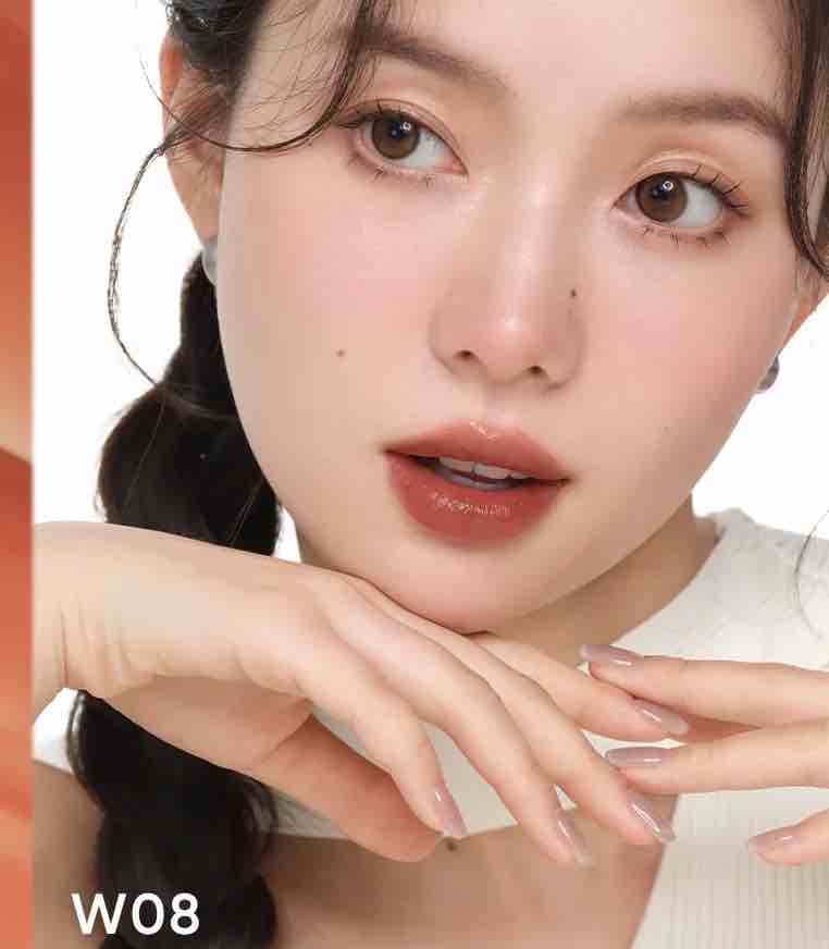 model is wearing Judydoll Sweety Lip Jelly w08 warm persimmon color, make your lips glossy 