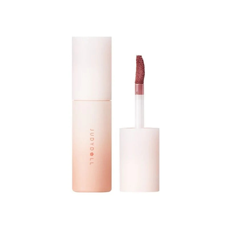 Judydoll Velvet Silky Matte Lip Mud delivers a velvety matte finish with vivid color, moisturizing lips with sweet almond oil for a smooth, non-drying look.