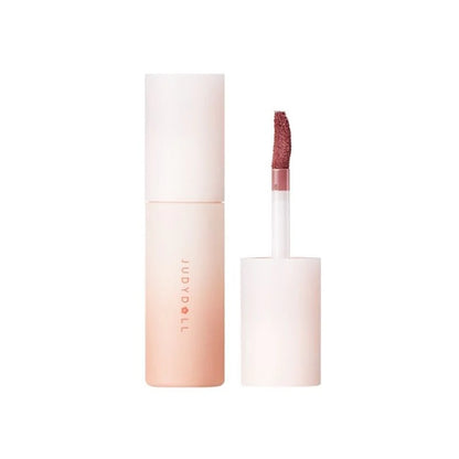 Judydoll Velvet Silky Matte Lip Mud delivers a velvety matte finish with vivid color, moisturizing lips with sweet almond oil for a smooth, non-drying look.