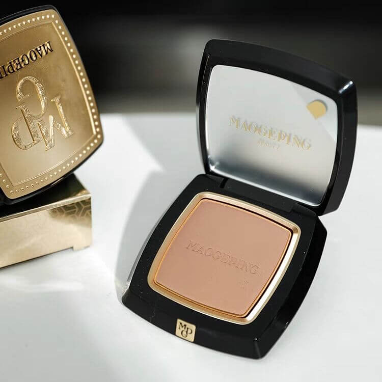 Maogeping 3D Highlighting Shading Powder achieves a sculpted, natural look with this multi-effect contouring powder. Cool gray-brown tones blend seamlessly into the skin, perfect for all skill levels.
