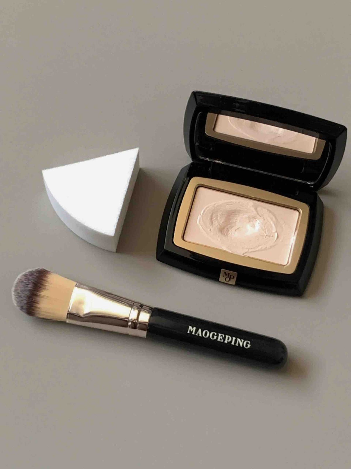 Maogeping 3D Light Highlighting Cream Foundation can create a naturally sculpted, matte finish with this highlighter cream. Designed to enhance 3D facial features, it lifts and brightens, creating a youthful, radiant makeup finish.