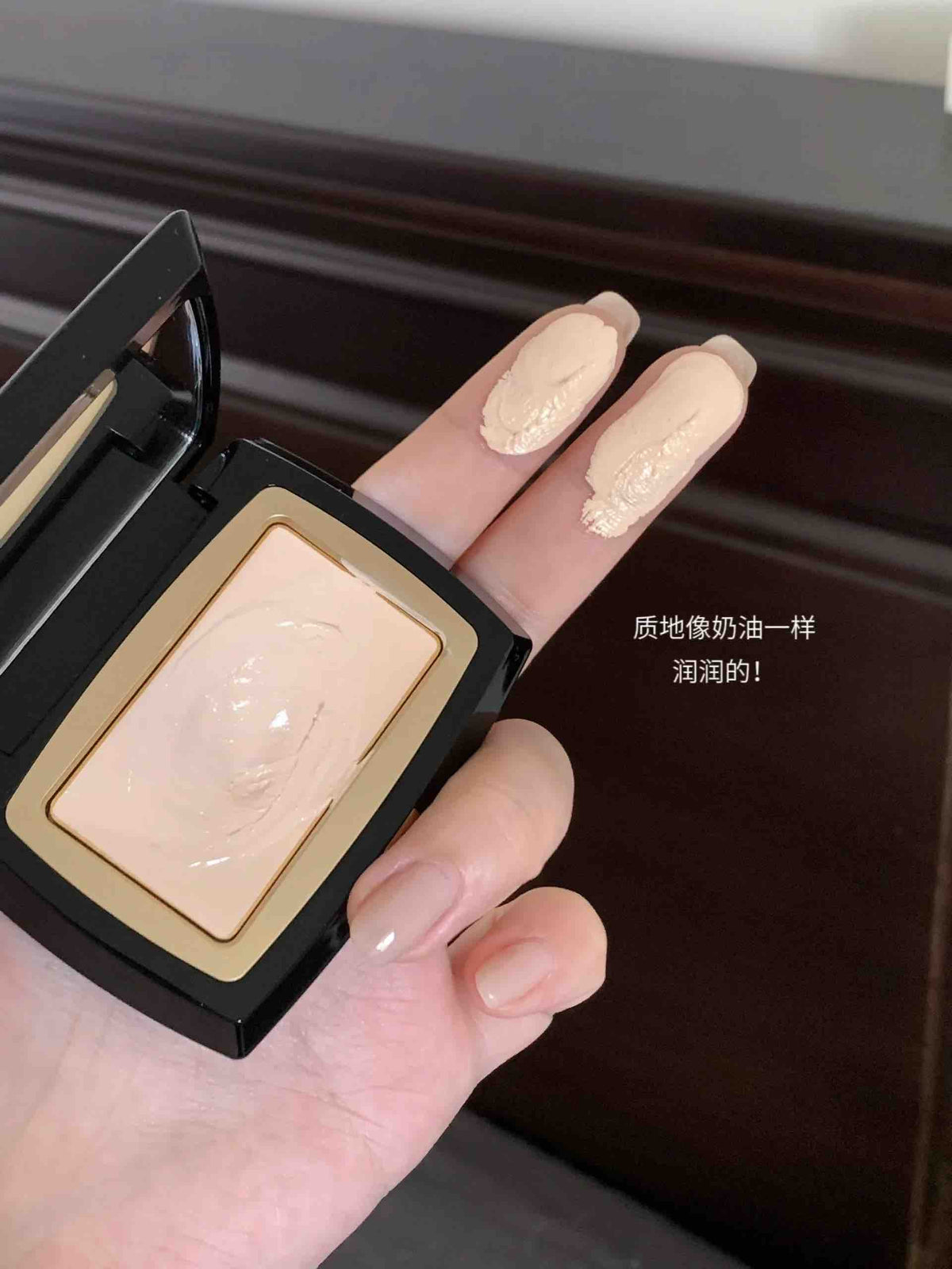 Maogeping 3D Light Highlighting Cream Foundation can create a naturally sculpted, matte finish with this highlighter cream. Designed to enhance 3D facial features, it lifts and brightens, creating a youthful, radiant makeup finish.