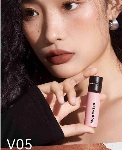 the model shows the Mooekiss Soft Lip Cream v05 color on lips, a matte and gorgeous look