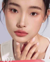 the model shows the Mooekiss Soft Lip Cream v07 color on lips, a matte and gorgeous look.