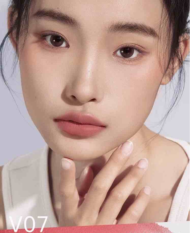 the model shows the Mooekiss Soft Lip Cream v07 color on lips, a matte and gorgeous look.