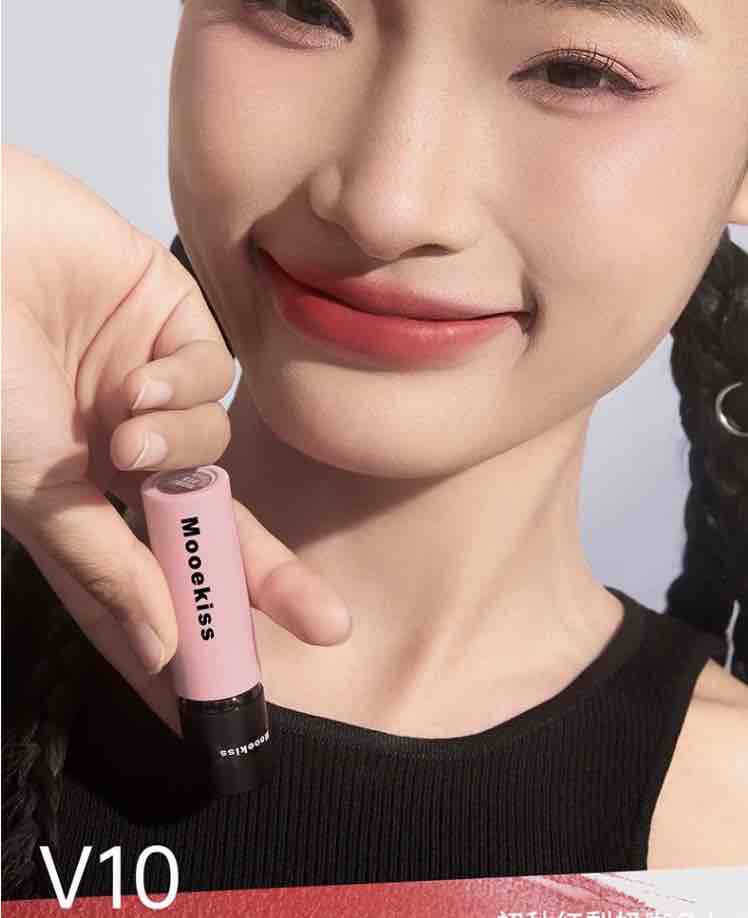 the model shows the Mooekiss Soft Lip Cream v10 color on lips, a matte and gorgeous look.