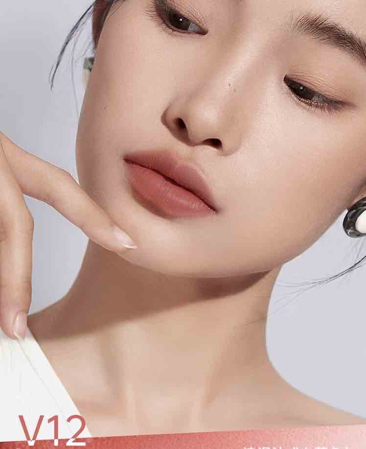 the model shows the Mooekiss Soft Lip Cream v12 color on lips, a matte and gorgeous look.