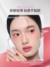 Achieve a glossy, translucent shine with Neiyou Translucent Silver Mirror Lip Glaze. Its feather-light, non-sticky formula enhances your natural lip color with long-lasting brilliance and nourishing protection for a perfect pout.