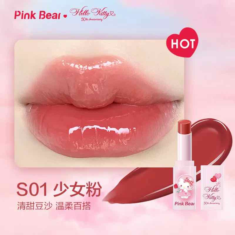 Get a glossy, plump pout with Pink Bear Hello Kitty Sugar Glossy Lipstick. Featuring a 3D light-reflecting shine, this lightweight, non-sticky formula stays in place while keeping your lips soft and hydrated with dual-action lip care essence. 