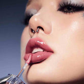 Uhue On Stage Series 6D Diamond Mirror Lipgloss delivers a three-dimensional, diamond-like shine with long-lasting moisture for 8 hours. Its rich, fade-resistant color and non-sticky, high-coverage formula create a plump, glossy finish as clear as a mirror.