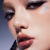 Uhue On Stage Series 6D Diamond Mirror Lipgloss delivers a three-dimensional, diamond-like shine with long-lasting moisture for 8 hours. Its rich, fade-resistant color and non-sticky, high-coverage formula create a plump, glossy finish as clear as a mirror.