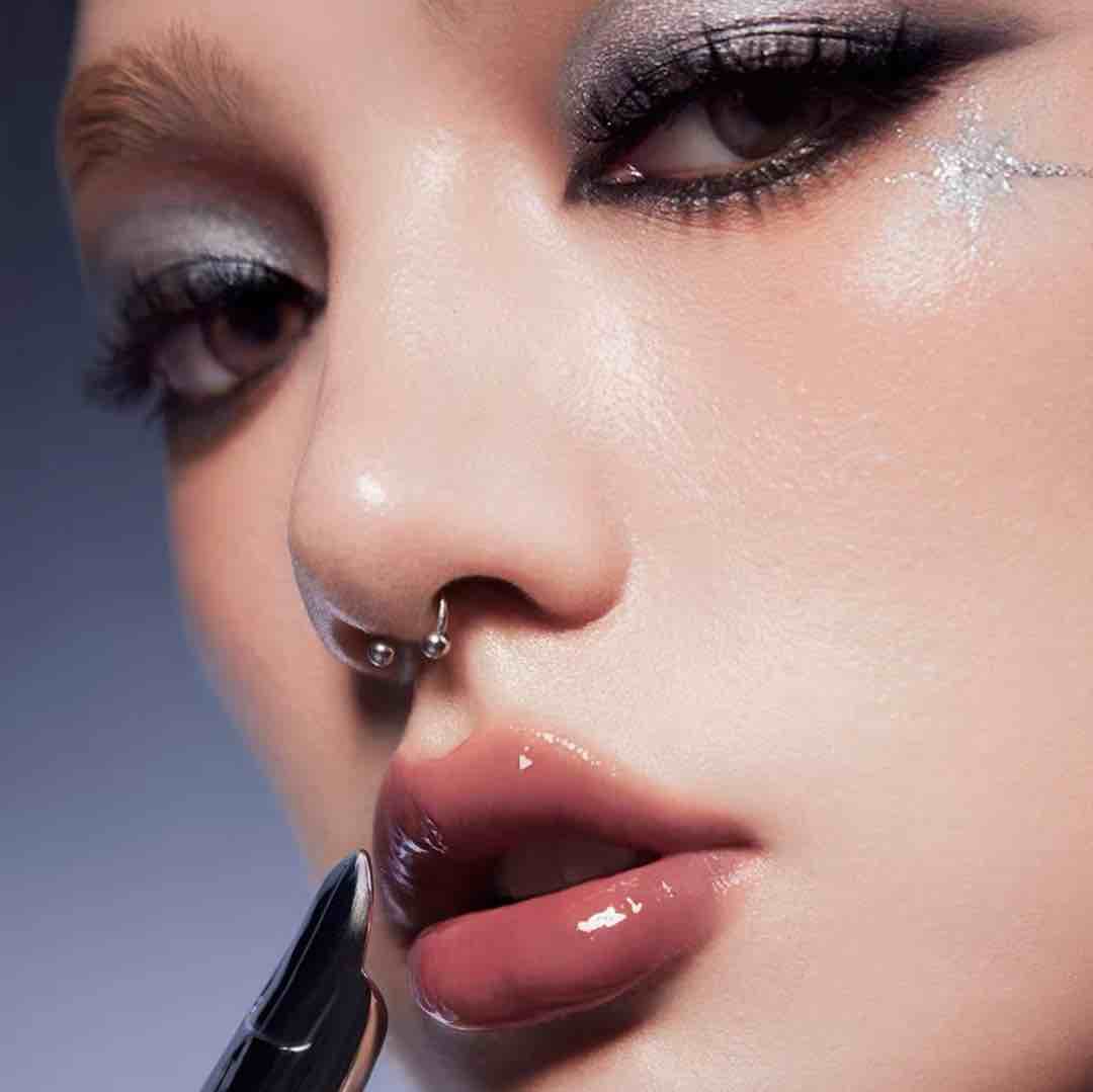 Uhue On Stage Series 6D Diamond Mirror Lipgloss delivers a three-dimensional, diamond-like shine with long-lasting moisture for 8 hours. Its rich, fade-resistant color and non-sticky, high-coverage formula create a plump, glossy finish as clear as a mirror.