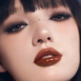 Uhue On Stage Series 6D Diamond Mirror Lipgloss delivers a three-dimensional, diamond-like shine with long-lasting moisture for 8 hours. Its rich, fade-resistant color and non-sticky, high-coverage formula create a plump, glossy finish as clear as a mirror.